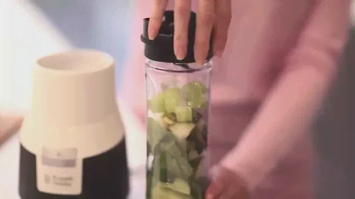 Zielony koktajl w blenderze Aura Mix&Go Pro marki Russell Hobbs 22340-56