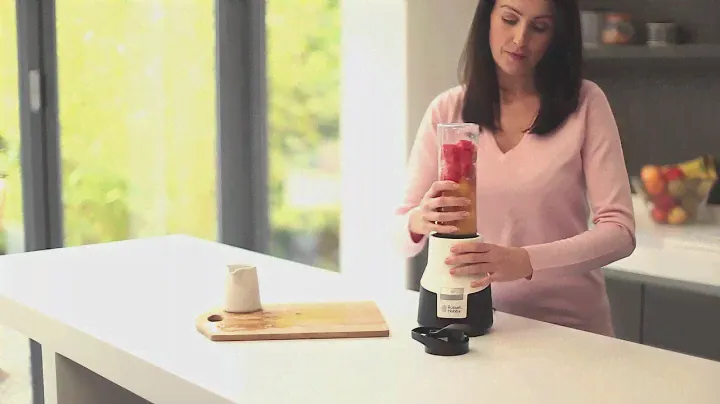 Owocowy koktajl w blenderze Aura Mix&Go Pro marki Russell Hobbs 22340-56